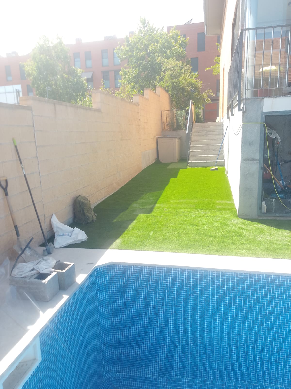 Piscina y césped artificial en reforma exterior - HG Reformas