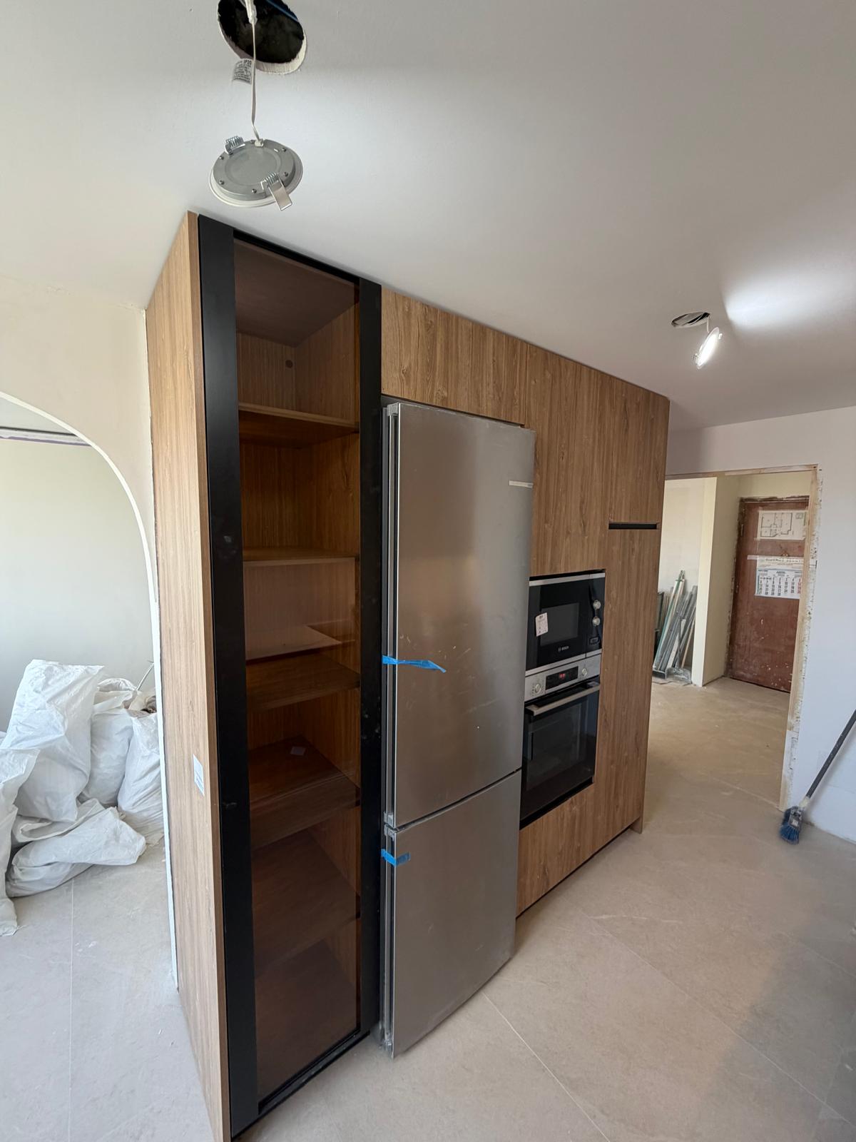 Cocina moderna de madera en Madrid - HG Reformas