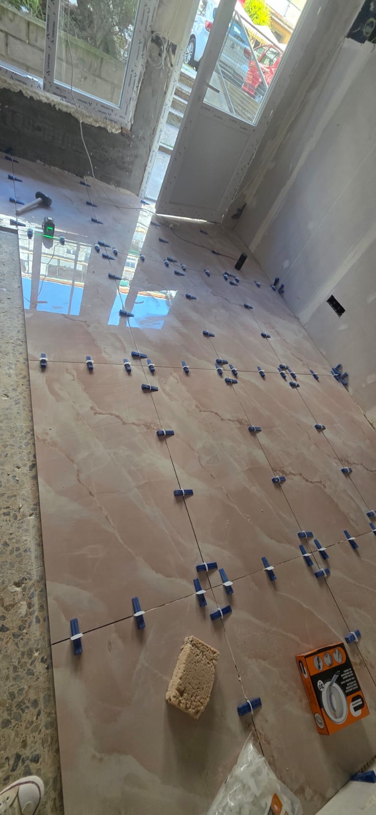 Suelo porcelánico en reforma interior - HG Reformas
