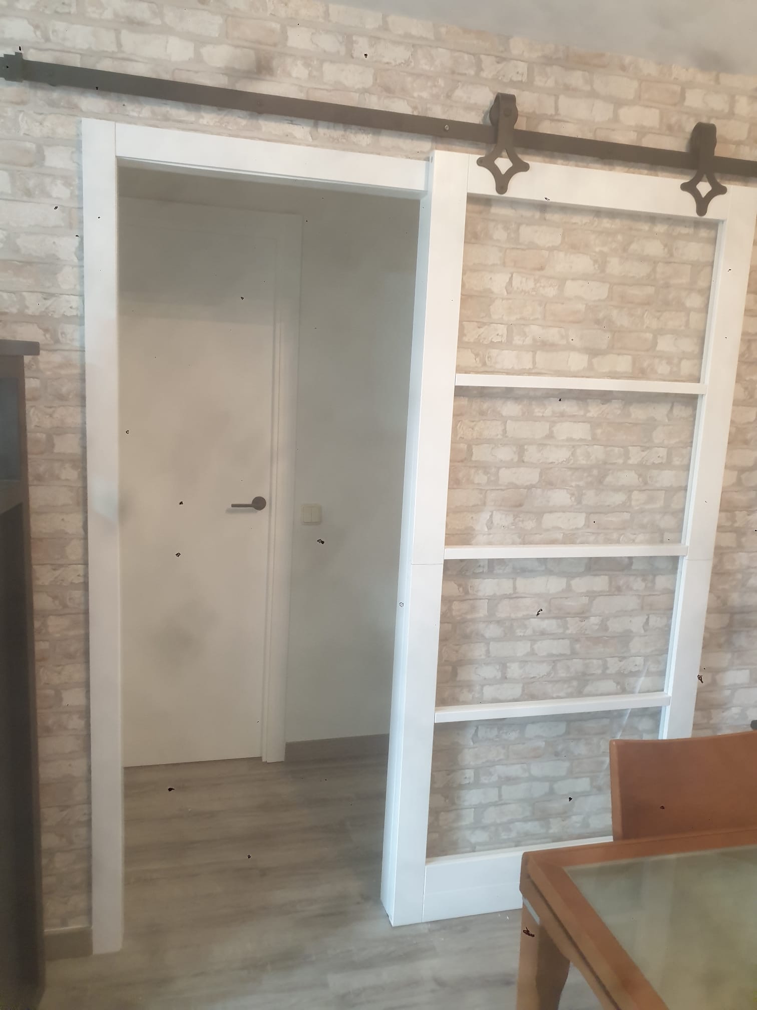 Puerta corredera tipo granero en reforma - HG Reformas